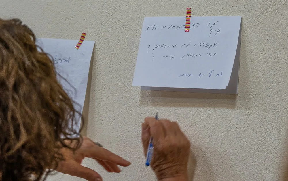 משתתפת כותבת שאלה במהלך פעילות הקורס