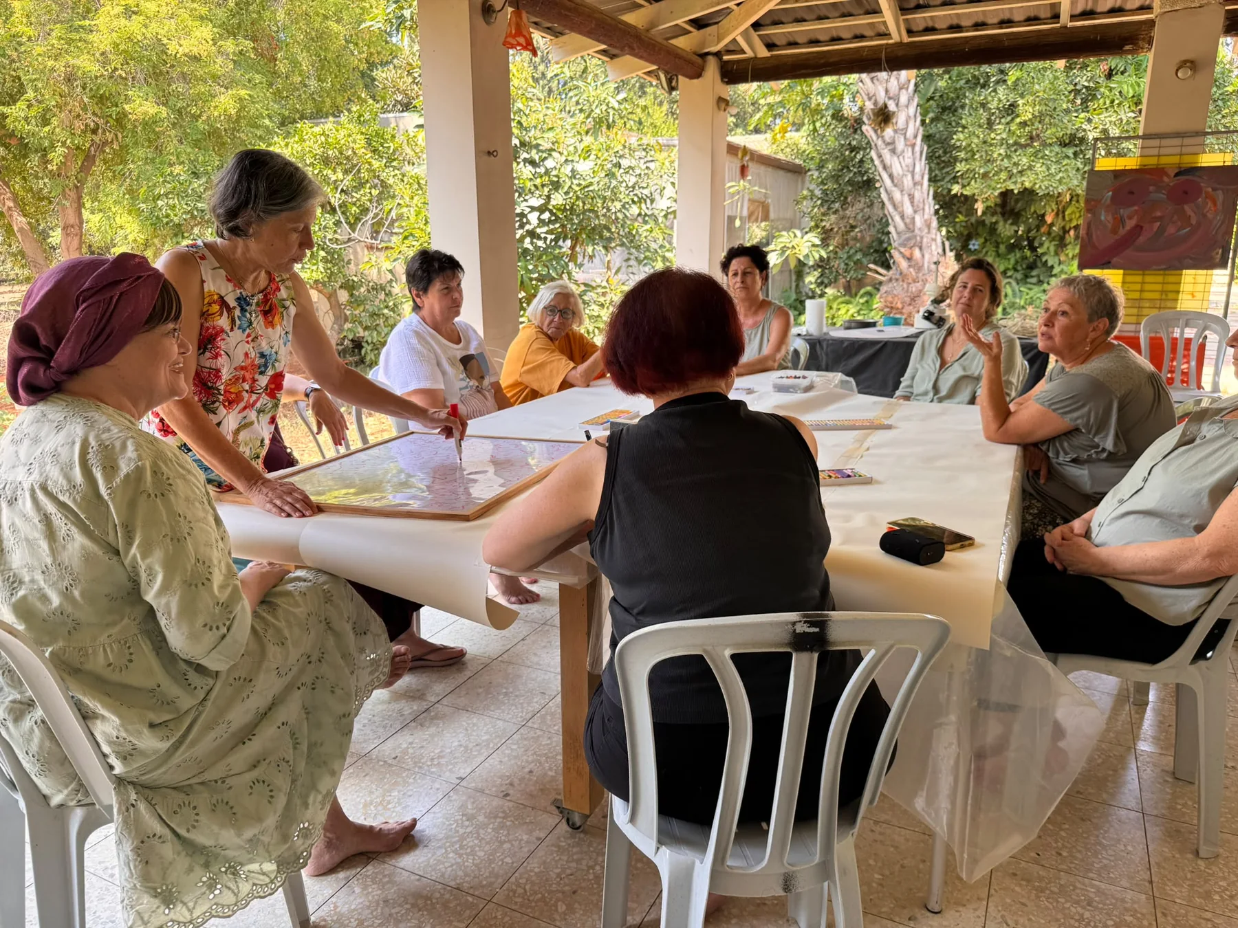 משתתפות ההכשרה המקצועית בבית יהושע בעבודה משותפת סביב שולחן