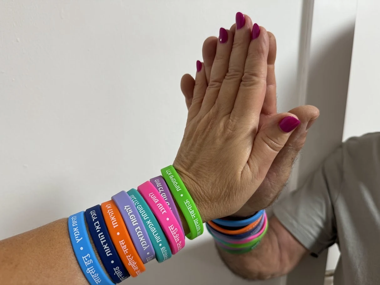 ידיים וצמידים צבעוניים מפעילות של מכון לתבונה