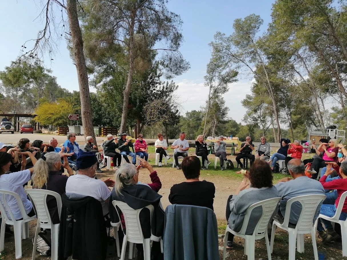 מפגש קבוצתי במעגל בטבע