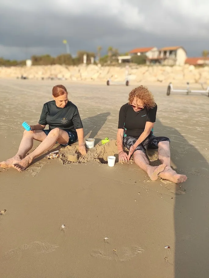 משתתפות משחקות בחול על החוף