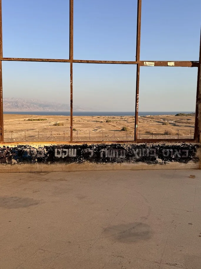גרפיטי כאוס בחוץ עושה לי שקט בלב