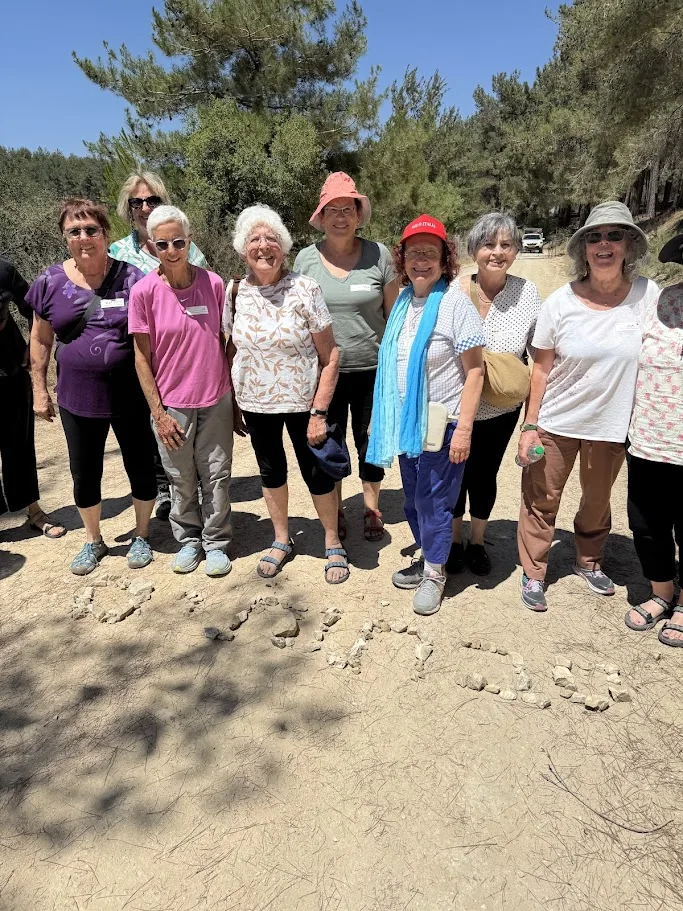 קבוצת סבתות וסבים במסע